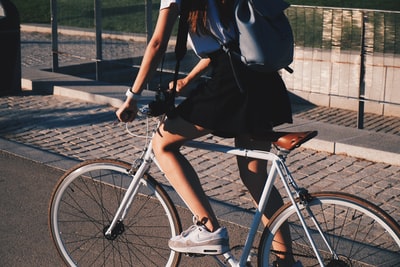 骑白色硬自行车的妇女